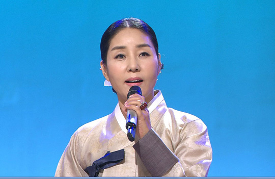 방송에서 경기민요를 부르는 모습. 양금석 배우 제공