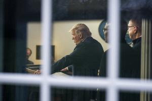 코로나19 사태에 따른 경제위기로 재선 정국에 비상이 걸린 도널드 트럼프 미 대통령.  UPI연합뉴스