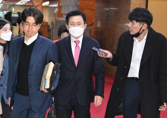 황교안(가운데) 미래통합당 대표가 25일 오전 국회에서 열린 비공개 최고위원회의에 참석하기 위해 국회 본관 대표실로 이동하고 있다. 김선규 기자