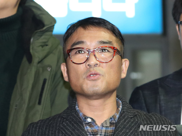 [서울=뉴시스] 가수 김건모가 지난 1월15일 오후 서울 강남경찰서에서 성폭행 혐의 조사를 받고 나와 기자들에게 입장을 밝히고 있다. 2020.01.15.