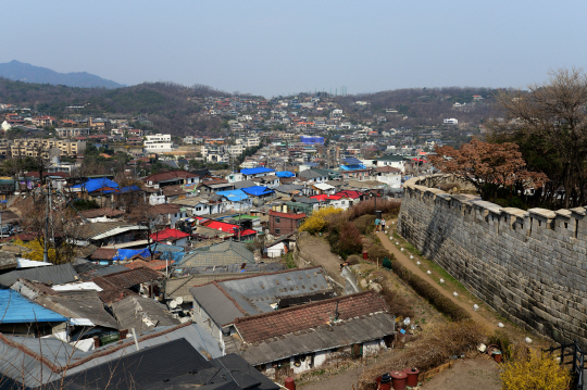 서울 성곽에 붙어 있는 북정마을은 골목에서 사람들의 진한 이야기들이 넘쳐날 것 같은 분위기를 풍긴다. 아래 사진은 만해 한용운이 말년을 보냈던 심우장.