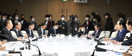 정세균(오른쪽 두 번째) 국무총리가 26일 오후 서울 중구 대한상공회의소에서 신종 코로나바이러스 감염증(코로나19) 극복을 위한 경제단체 간담회를 주재하고 있다. 뉴시스