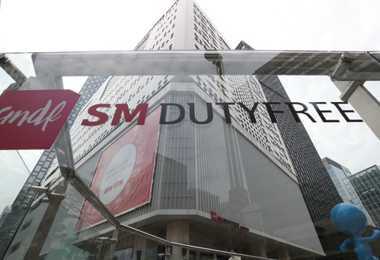 신종 코로나바이러스 감염증(코로나19) 확산 여파로 면세업계가 직격탄을 맞은 가운데 중소·중견 면세점 사업자인 에스엠면세점이 서울 시내 면세점 특허권을 반납하기로 했다. 코로나19 사태로 경영이 악화한 면세업체가 특허권까지 반납한 것은 이번이 처음이다. 연합뉴스