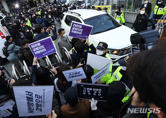 [서울=뉴시스]텔레그램에 ‘박사방’을 열고 미성년자를 포함한 여성들을 대상으로 성범죄를 저지른 ‘박사’ 조주빈이 지난 25일 오전 서울 종로구 종로경찰서에서 검찰로 송치되는 가운데 텔레그램 성착취자의 강력처벌을 요구하는 시민단체 관계자들이 손피켓을 들고 있다. 2020.03.25.