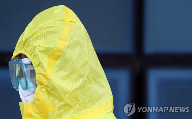 (서울=연합뉴스) 6일 국가지정입원치료병상이 있는 서울 중랑구 서울의료원 응급의료센터에서 방호복을 입은 의료진이 신종코로나 바이러스 선별진료소로 향하고 있다. 2020.2.6