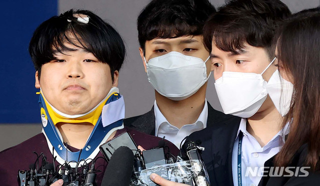 [서울=뉴시스]메신저 텔레그램에 ‘박사방‘을 운영하며 미성년자를 포함한 여성들의 성 착취물을 제작, 유포한 혐의를 받는 조주빈 씨가 25일 서울 종로구 종로경찰서에서 검찰로 송치되고 있다. 2020.03.25.