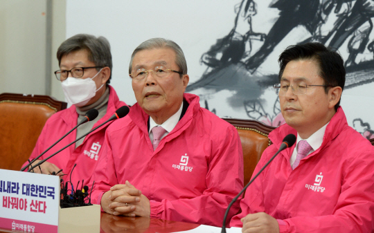 김종인(가운데) 미래통합당 총괄선거대책위원장이 30일 오전 국회에서 열린 중앙선거대책위원회의에서 모두발언을 하고 있다. 오른쪽부터 황교안 대표, 김 위원장, 박형준 공동선대위원장.
