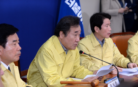 이낙연(가운데) 더불어민주당 코로나19국난극복위원장이 30일 오전 국회에서 열린 국난극복위·중앙선거대책위원회 연석회의에서 모두발언을 하고 있다. 오른쪽부터 이인영 원내대표, 이 위원장, 김진표 공동선대위원장.