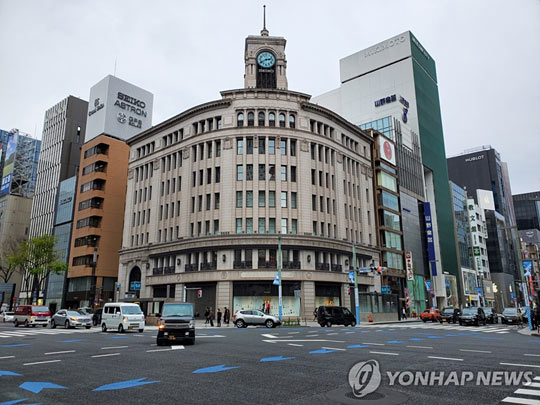 (도쿄=연합뉴스)  일본 도쿄도(東京都)가 주말 외출 자제를 요청한 첫날인 28일 도쿄의 심장부인 긴자거리가 한산한 모습이다. 2020.03.28