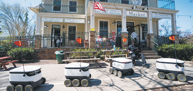 30일 신종 코로나바이러스 감염증(코로나19) 확산이 이어지고 있는 미국 워싱턴DC의 한 상점 앞에 배달용 무인로봇이 줄을 서 있다. 미국에서는 대면 접촉을 최소화하기 위해 무인로봇이 배달에 이용되고 있다. EPA연합뉴스