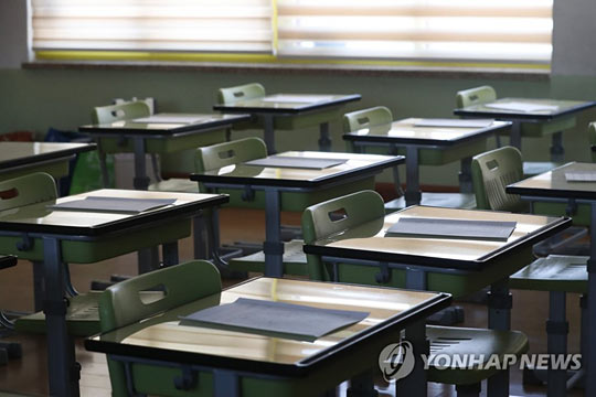 코로나19 확산 우려로 개학이 미뤄진 한 초등학교 교실 모습 [연합뉴스 자료사진]