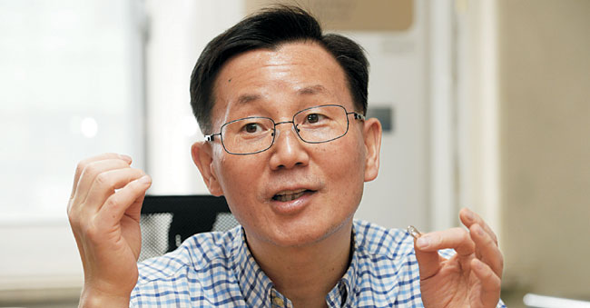 서상희 충남대 수의과대 교수가 지난 3월 17일 연구실에서 “아무리 과학이 발달해도 미지의 다른 수백 종의 바이러스가 오면 인류는 속수무책이 될 것”이라면서 “국민 안전과 국가 안보를 위해서라도 지금부터 바이러스 백신을 연구하는 젊은 과학자들을 적극 육성해야 한다”고 제언했다.  곽성호 기자