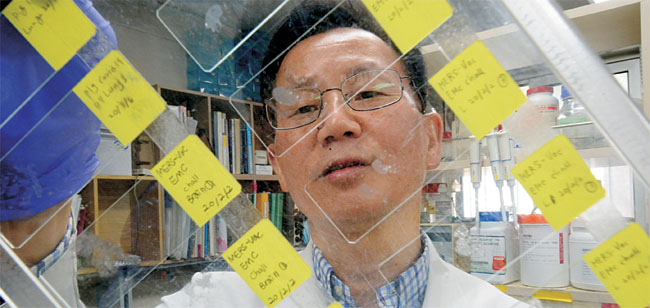 서상희 충남대 수의과대 교수가  지난 3월 17일 충남대 독감바이러스연구소에서 상용화에 가까이 간 메르스(중동호흡기증후군) 실험 백신 항원의 동물시험 샘플을 들여다보고 있다. 백신을 접종한 쥐의 폐 세포 샘플에는 성공적으로 항체가 생겼지만, 신종 코로나바이러스 감염증(코로나19) 사태가 발생하자 서 교수는 해당 프로젝트 개발을 중단하고 코로나19 실험 백신 개발에 전념하고 있다고 밝혔다.