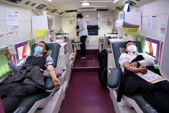 신종 코로나바이러스 감염증(코로나19) 사태로 지역사회의 어려움이 가중되고 있는 가운데 공공기관들이 다양한 방식으로 지역 경제 돕기에 나섰다. 한국석유공사 임직원들이 코로나19 확산으로 혈액수급이 차질을 빚자 지난달 울산 본사에서 단체헌혈을 하고 있다. 한국석유공사 제공