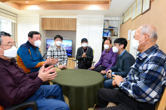지난 2월 5일 서울 동작구 사당동 1호 ‘세대융합형 행복주택’ 내부에서 경로당 어르신들과 입주 청년들이 이야기를 나누고 있다. 동작구청 제공