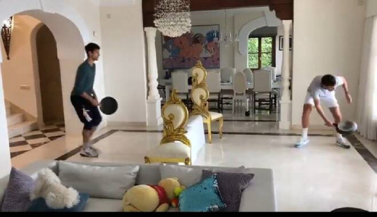 세르비아의 노바크 조코비치(왼쪽)가 코트가 아닌 거실에서 동생 마르코와 함께 프라이팬을 들고 테니스를 하고 있다.  조코비치 SNS 캡처