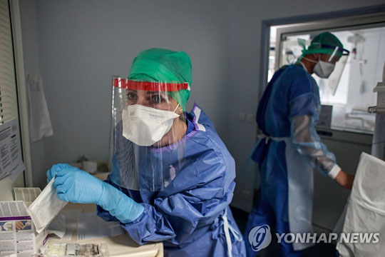 사진은 31일 프랑스 보르도의 한 병원에서 보호장구를 착용하고 일하는 의료진. 기사 본문의 내용과 관련 없음. [EPA=연합뉴스]