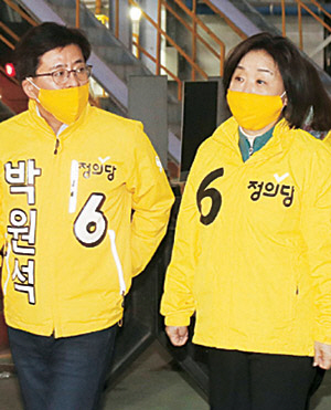 심상정(오른쪽) 정의당 대표가 21대 국회의원 총선거 공식 선거운동이 시작된 2일 오전 박원석 후보와 함께 경기 고양시 지축 차량기지를 방문해 내부를 둘러보고 있다.  연합뉴스