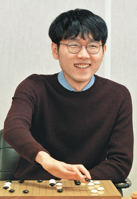 신진서 9단이 지난달 26일 서울 성동구 한국기원에서 인터뷰 도중 활짝 웃고 있다.