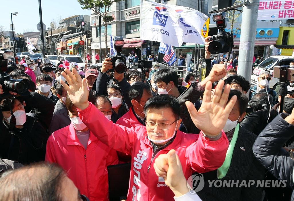 지지자 환호에 답하는 황교안