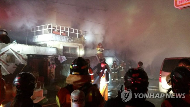 (안동=연합뉴스) 5일 오전 경북 안동시 북문시장 내 2층 상가 주택에서 불이 나 소방대원들이 진화에 나서고 있다. 이 불로 2층 가정집에 있던 40대 남녀 2명이 사망했다. 2020.4.5 [경북도소방본부 제공. 재판매 및 DB 금지]