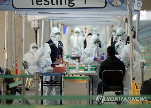 코로나 19 해외 유입 차단을 위한 미국발 입국자 검역 강화조치가 시행된 3월 27일 인천국제공항에 도착한 미국발 입국자가 실외에 있는 개방형선별진료소에서 코로나19 검사를 받고 있다. [연합뉴스 자료사진]