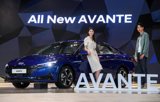 7일 모델들이 5년만에 완전 변경해 공식 출시한 현대자동차의 준중형세단‘7세대 올 뉴 아반떼’를 소개하고 있다. 현대차 제공