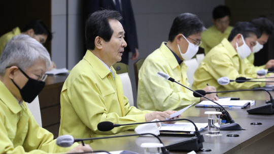 정세균 국무총리가 7일 오전 정부세종청사에서 열린 코로나19 대응 중앙재난안전대책본부 회의에 참석해 클럽 등에서 사회적 거리두기 실천 강화의 필요성을 강조하고 있다.   연합뉴스