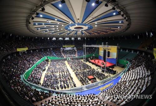 2019년 4월 21일 서울 송파구 잠실체육관에서 개신교 주요 교단 신도가 모여 부활절 연합예배를 올리고 있다. 올해 부활절(4월 12일) 연합예배는 코로나19 확산을 우려해 한국교회총연합(한교총) 주관으로 서울 종로구 새문안교회에서 약식으로 치르고 교계 TV로 생중계하기로 했다. [연합뉴스 자료사진]