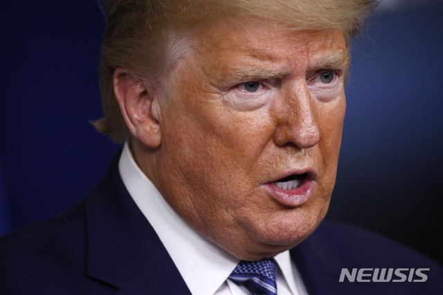[워싱턴=AP/뉴시스]도널드 트럼프 미국 대통령이 5일(현지시간) 백악관에서 신종 코로나바이러스 감염증(코로나19) 전담반(TF) 정례 기자회견에 참석해 발언하고 있다. 트럼프 대통령은 뉴욕주의 코로나19 신규 사망자가 감소한 것을 두고 “좋은 징조”라고 언급하며 “터널 끝이 보이기 시작했다”라고 말했다. 2020.04.06.