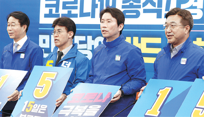이인영(오른쪽 두 번째) 더불어민주당 원내대표와 최배근(〃세 번째) 더불어시민당 공동대표 등이 9일 오전 국회에서 양당 공동으로 21대 국회의원 총선거 사전투표를 독려하는 캠페인을 벌이고 있다.  김선규 기자