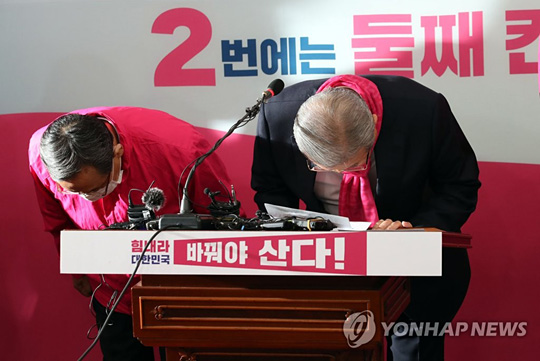 (서울=연합뉴스) 4ㆍ15 총선을 앞두고 미래통합당 김종인 총괄선거대책위원장(오른쪽)이 9일 오전 국회에서 ‘김대호·차명진 후보의 막말’에 대해 고개 숙여 사과하고 있다. 2020.4.9
