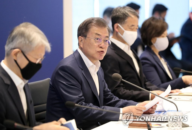 (성남=연합뉴스) 문재인 대통령이 9일 오전 경기도 성남시 한국파스퇴르연구소에서 열린 신종 코로나바이러스 감염증(코로나19) 치료제·백신 개발 산업계·학계·연구소·의료계 합동 회의에서 발언하고 있다.