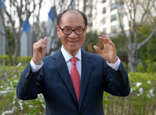 김용갑 전 국회의원이 지난 7일 서울 용산구 자택 앞 공원에서 “지금의 요지경 선거판은 국민과 유권자를 우습게 생각하지 않고서는 벌어질 수 없는 일”이라며 “반드시 책임을 물어야 한다”고 말하고 있다.