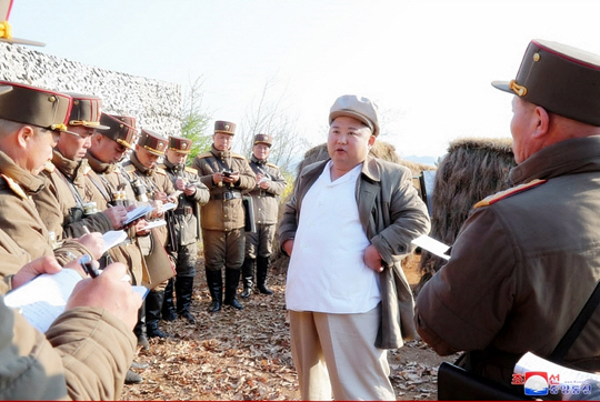 김정은(가운데) 북한 국무위원장이 10일 최고인민회의 개최를 앞두고 “인민군 군단별 박격포병 군부대의 포사격 훈련을 지도했다”고 조선중앙통신이 이날 보도했다. 김 위원장과 북한 군인들이 마스크를 착용하지 않은 것은 신종 코로나바이러스 감염증(코로나19)이 확산하는 것을 숨기기 위한 것이라는 분석이 나온다. 연합뉴스
