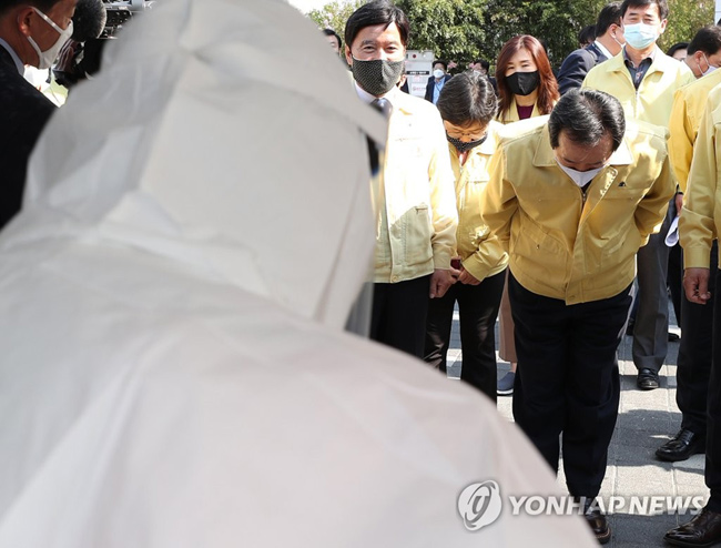 (대전=연합뉴스) 정세균 국무총리(오른쪽)가 지나 9일 오후 코로나19 해외입국자 지역관리 현장 점검을 위해 대전역 동광장에 마련된 해외입국자 도보이동형 선별진료소를 방문해 의료진을 격려하며 인사하고 있는 모습.