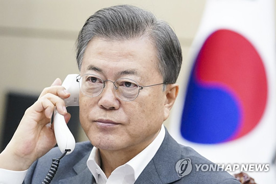 (서울=연합뉴스) 문재인 대통령이 10일 오전 청와대 여민관에서 빌 게이츠 빌&멜린다 게이츠 재단 이사장과 전화 통화하고 있다. 2020.4.10 [청와대 제공. 재판매 및 DB 금지]