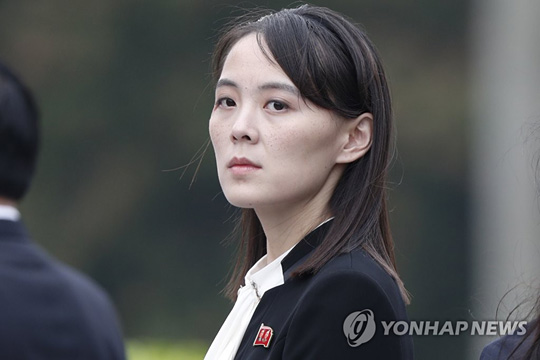(서울=연합뉴스) 북한 김정은 국무위원장의 여동생인 김여정 노동당 제1부부장은 청와대가 북한의 합동타격훈련에 우려를 표한 데 대해 경악을 표했다고 조선중앙통신이 3일 보도했다. 김 제1부부장은 이날 밤 ‘청와대의 저능한 사고방식에 경악을 표한다’는 제목의 담화에서 전날 있은 인민군 전선장거리포병부대의 화력전투훈련을 두고 “우리는 그 누구를 위협하고자 훈련한 것이 아니라”면서 자위적 차원이라고 밝혔다. 사진은 지난 2019년 3월 2일 김정은 북 국무위원장 베트남 방문 당시 호찌민 묘 참배를 수행한 김여정의 모습. 2020.3.4 [연합뉴스 자료사진]