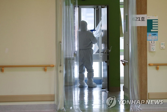 (대구=연합뉴스) 2020년 4월 10일 오전 대구시 북구 근로복지공단 대구병원에서 한 직원이 4층 병실을 환기시키고 있다. [연합뉴스 자료사진]