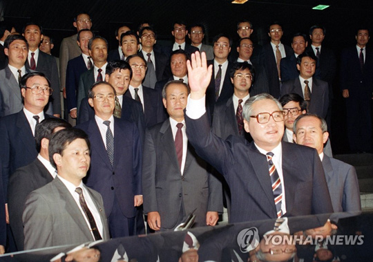 (서울=연합뉴스) 노태우 정부 시절 국무총리로 재직했던 정원식 전 총리가 별세했다. 향년 91세. 12일 의료계 등에 따르면 정 전 총리의 빈소가 이날 서울아산병원 장례식장에 차려졌다. 서울대 사범대 교수 출신인 정 전 총리는 한국교육학회 회장, 문교부 장관 등을 역임했으며 노태우 정부 시절인 1991∼1992년 총리를 지냈다. 사진은 1992년 10월 정원식 국무총리가 정부종합청사를 떠나며 손을 들어 인사하고 있는 모습. 2020.4.12 [연합뉴스 자료사진]