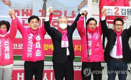 (수원=연합뉴스)  미래통합당 김종인 총괄선대위원장이 12일 오전 경기도 수원시 지동교에서 제21대 국회의원선거 경기 지역 후보들과 전국 동시 대국민 호소 행사를 마친 후 손을 높이 들고 인사하고 있다. 2020.4.12
