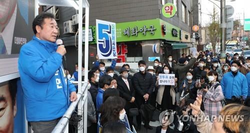 더불어민주당 서울 종로 이낙연 후보가 4월11일 오후 서울 혜화동에서 열린 유세에서 연설하고 있다.[연합뉴스 자료사진]