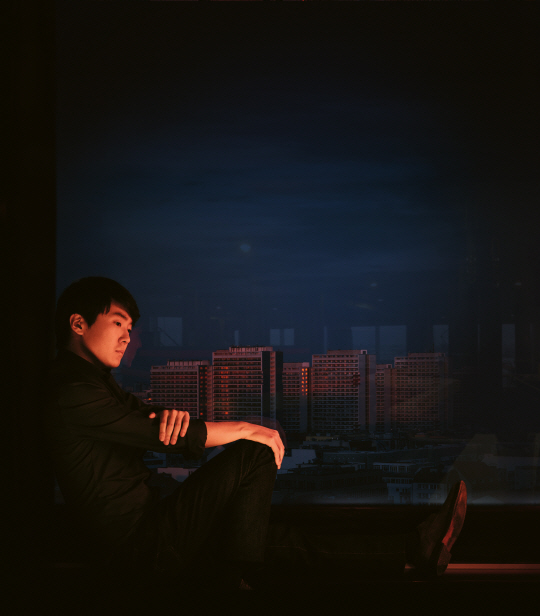 조성진은 “연주 여행을 많이 다니는 피아니스트로서, 머무는 곳이 집이라고 여긴다”며 “가끔 외롭지만, 혼자 있는 시간에 익숙하다”고 했다.  유니버설뮤직 제공