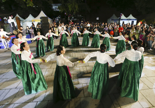 지난해 9월 21일 서울 대학로 마로니에 공원에서 열린 2019 종로한복축제에서 주민들이 축제의 하이라이트인 강강술래 공연을 지켜보고 있다. 종로구청 제공