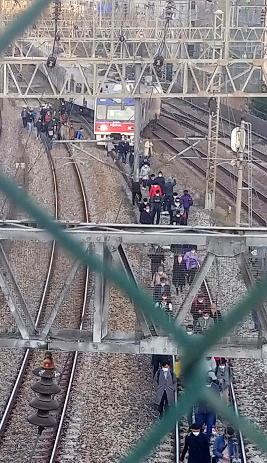 14일 오전 탈선사고가 발생한 서울지하철 1호선 경인선 영등포역∼신길역 구간에서 사고 차량을 빠져나온 승객들이 선로 위를 걸어 대피하고 있다.  연합뉴스