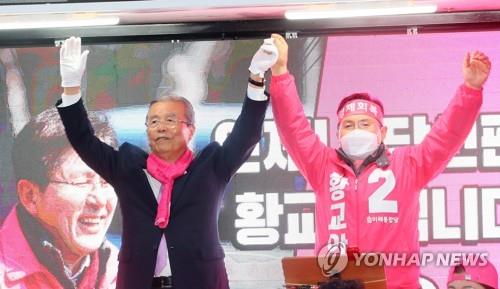 (서울=연합뉴스) 진성철 기자 = 미래통합당 서울 종로 후보인 황교안 대표(오른쪽)와 김종인 총괄선대위원장이 제21대 총선 하루 전인 14일 서울 종로구 평창동에서 손을 맞잡고 지지를 호소하고 있다. 2020.4.14