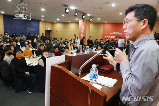 [서울=뉴시스]진중권 전 동양대 교수가 9일 오후 서울 여의도 영등포구 하이서울유스호스텔에서 열린 안철수와 함께 만드는 신당 발기인대회 2부 행사로 열린 강연 “무너진 정의와 공정의 회복”에 참석해 강연하고 있다. 2020.02.09.