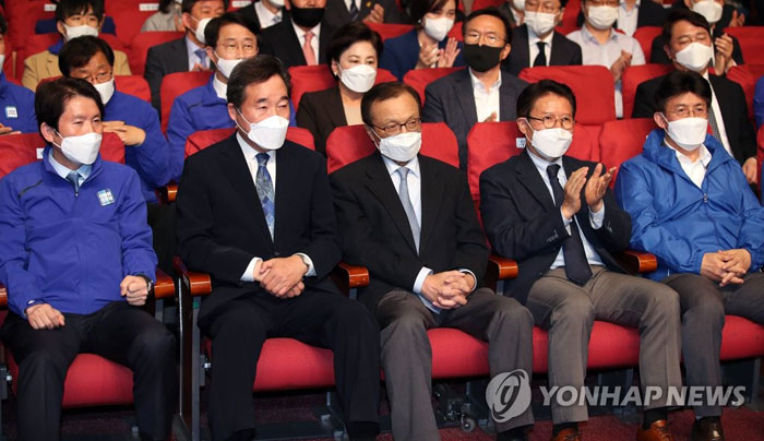 (서울=연합뉴스) 더불어민주당 이해찬, 이낙연 상임공동선대위원장과 이인영 원내대표 등이 15일 오후 국회 의원회관에 마련된 당 선거상황실에서 각 방송사가 발표한 출구조사 결과를 지켜보고 있다. 왼쪽부터 더불어민주당 이인영 원내대표, 이낙연, 이해찬 공동상임선대위원장, 더불어시민당 우희종, 최배근, 공동상임선대위원장. 2020.4.15