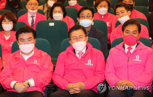 (서울=연합뉴스) 미래통합당 황교안 대표, 비례 위성정당인 미래한국당 원유철 대표 등이 제21대 총선일인 15일 국회 도서관 강당에서 개표방송을 시청하고 있다.