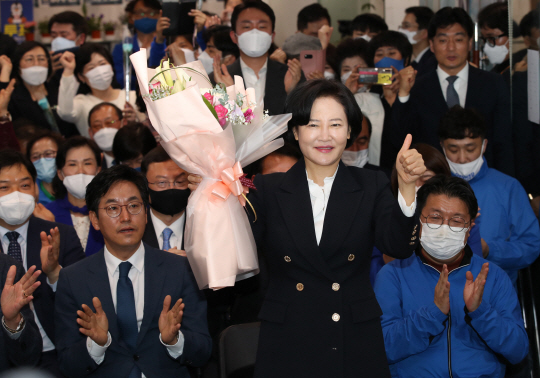 4·15 총선 서울 동작을에 출마한 이수진 더불어민주당 후보가 15일 당선이 확실시되자 지지자로부터 꽃다발을 받고 엄지손가락을 치켜세우고 있다.  연합뉴스